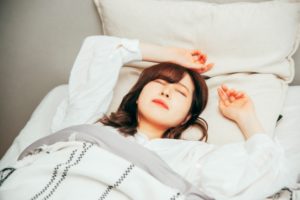 眠る女性