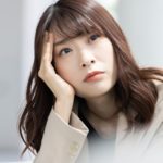 物思いにふける女性