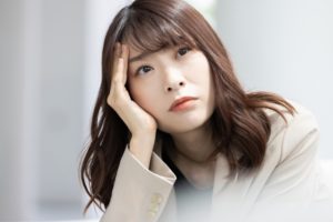 物思いにふける女性