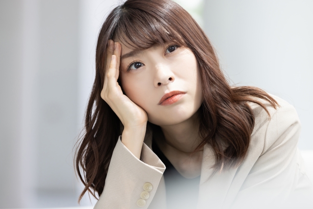 物思いにふける女性