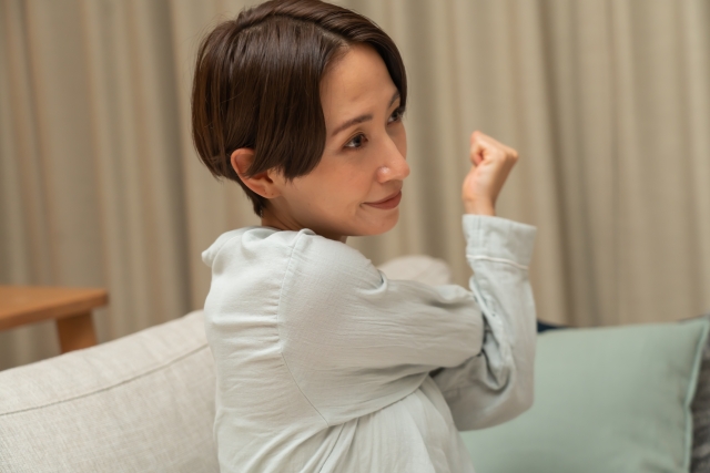 ストレッチをする女性