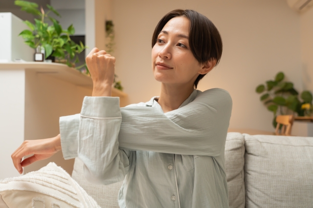 ストレッチをする女性