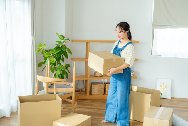 片付けをする女性