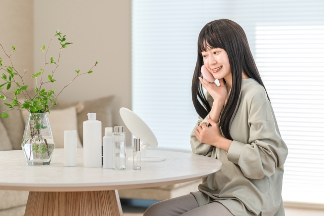 ファンデーション,メイクする笑顔の女性