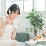 夜食を食べる女性
