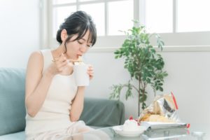 夜食を食べる女性