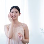 頬に手を当てているスキンケアイメージ