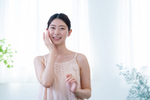 頬に手を当てているスキンケアイメージ