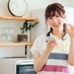 料理のメニューを考える女性