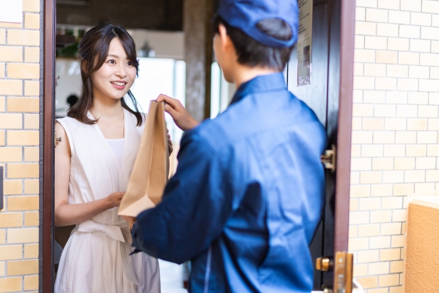 宅配を受け取る女性