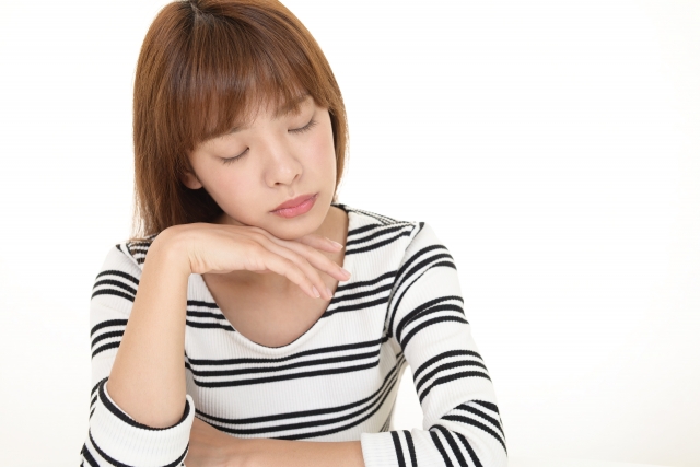 ぼーっとする女性