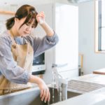 水道を使う女性