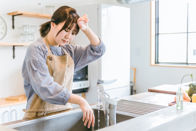 水道を使う女性