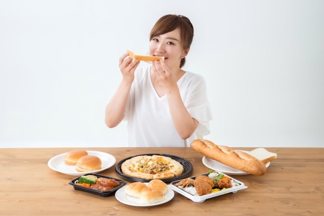 食べる女性