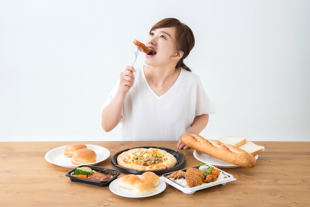 食べる女性