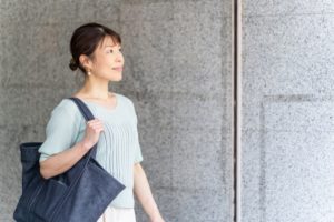 マンションの玄関と女性