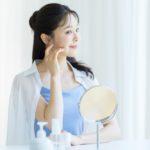 スキンケアをする女性