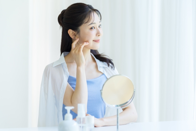 スキンケアをする女性
