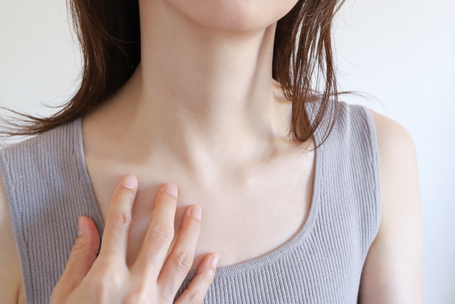 女性　デコルテ