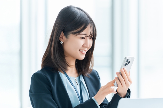 案件を探す女性