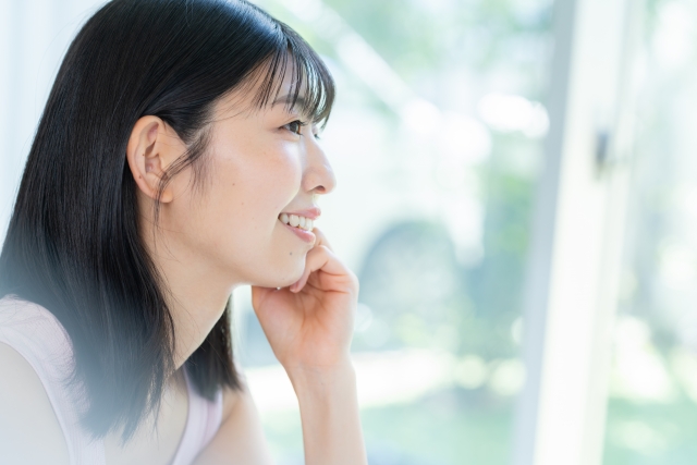 スキンケアをする女性