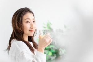 酵素ドリンクを飲む女性