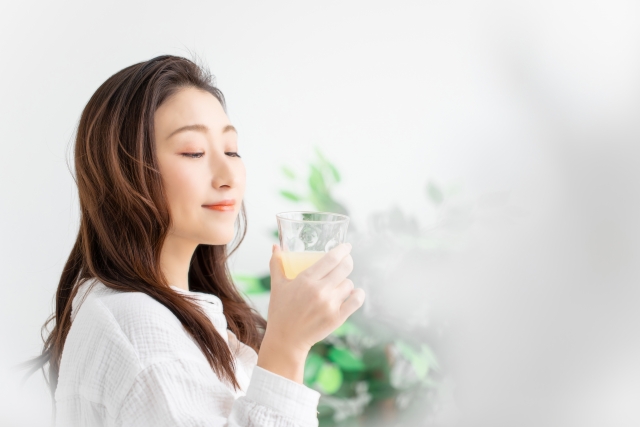 酵素ドリンクを飲む女性