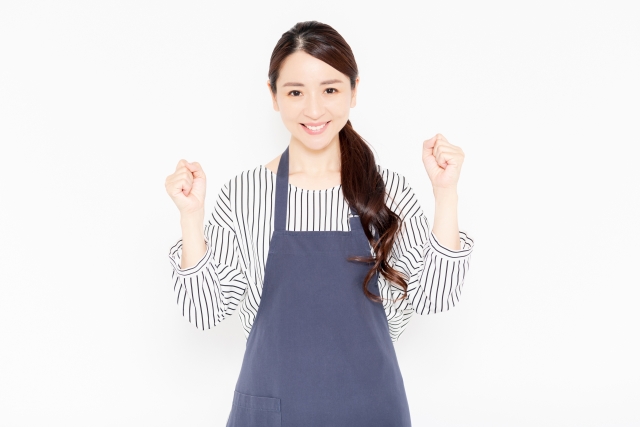 エプロンを付けた女性