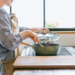 エプロンを付けた女性