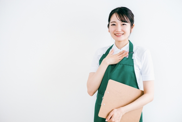 エプロンを付けた女性