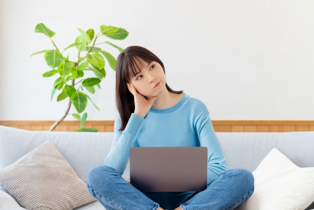 パソコンを使う女性