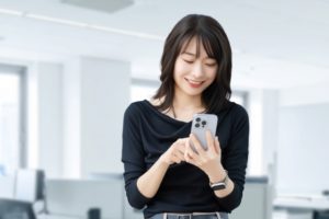 SNSを運用する女性