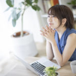 パソコンを使う女性
