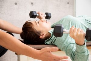 トレーニングをする女性