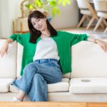 部屋でくつろぐ女性