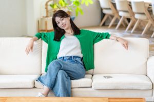 部屋でくつろぐ女性