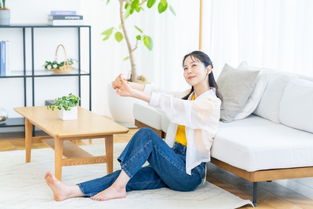 部屋でくつろぐ女性