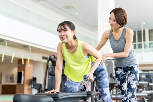 トレーニングをする女性