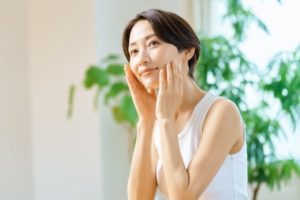 テカりが気になる女性