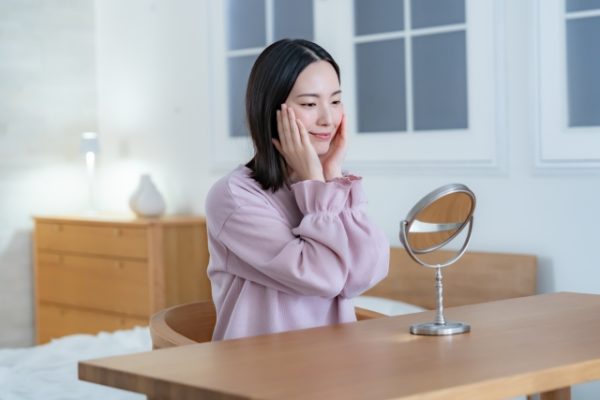 鏡の前の女性