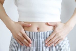 おなかの調子を気にする女性