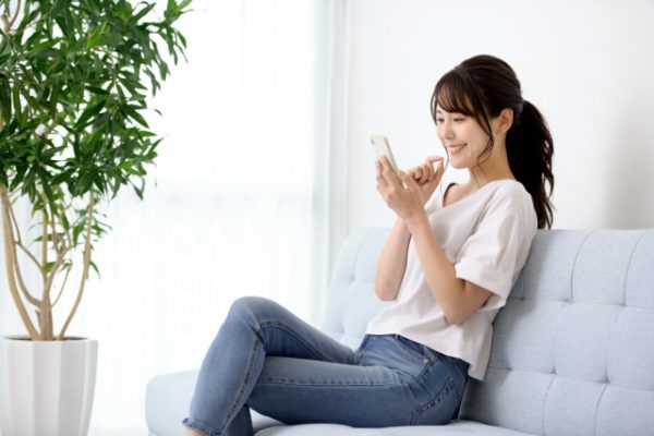 スマホを操作する女性